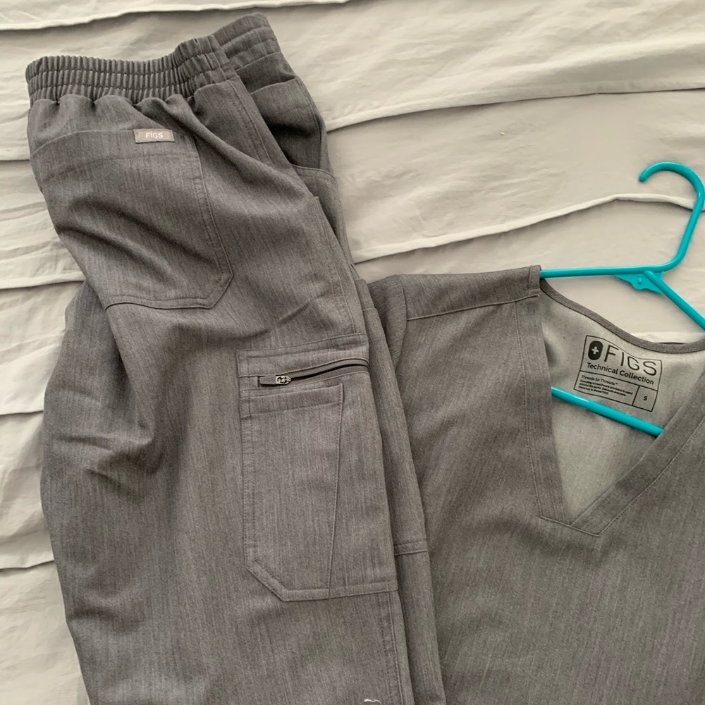 Figs Sm top & M bottom set in Graphite